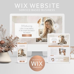 Może przedstawiać: Szablon strony internetowej dla firmy zajmującej się coachingiem życiowym. Szablon został zaprojektowany w minimalistycznym stylu z neutralną paletą kolorów: beżowym, białym i złotym. Strona zawiera duże zdjęcie kobiety siedzącej przy biurku, pole tekstowe z napisem "Introducing Life Coaching for Empowered Women" oraz przycisk z napisem "Find Out More". Strona zawiera również mniejsze zdjęcie kobiety siedzącej przy biurku, pole tekstowe z napisem "Coaching with Kristine" oraz przycisk z napisem "Learn More". Strona została zaprojektowana tak, aby była łatwa w nawigacji i wizualnie atrakcyjna.