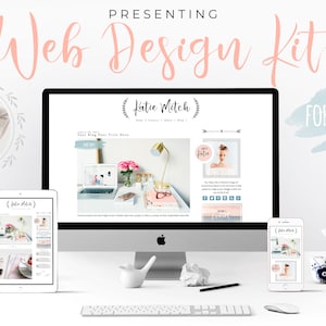 Könnte beinhalten: Ein Mockup eines Website-Design-Kits für Blogger, mit einem Desktop-Computer, einem Tablet und einem Smartphone, die alle eine Website mit dem Text "Katie Mitch" und einem floralen Design anzeigen. Der Text "Presenting Web Design Kit for Bloggers" befindet sich oben im Bild.