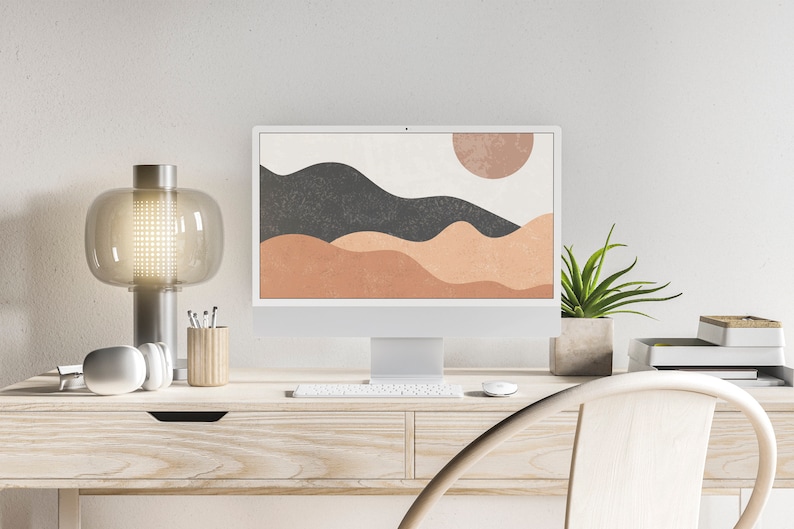 Puede incluir: Una moderna configuraci&oacute;n de oficina en casa con un monitor de computadora blanco que muestra una impresi&oacute;n art&iacute;stica de paisaje abstracto. El escritorio es de madera clara e incluye una l&aacute;mpara, auriculares y una planta en maceta. Una silla de madera est&aacute; en primer plano.