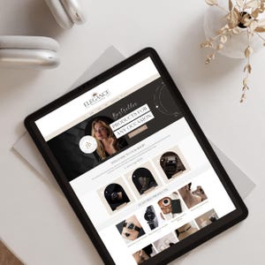 Könnte beinhalten: Ein Tablet zeigt eine E-Commerce-Website mit dem Wort "Elegance" oben. Die Website bietet Schmuck und Accessoires. Der Bildschirm zeigt ein Frauenbild und den Text "Bestseller Products for Any Occasion."