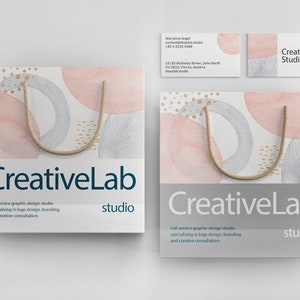 Op de afbeelding: Twee witte boodschappentassen met een bruin touwhandvat. De tassen hebben een aquarelontwerp met roze, grijze en gouden cirkels. De tekst "CreativeLab studio" is op de tassen gedrukt.