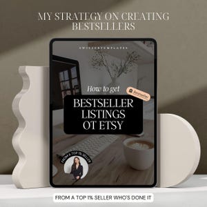 Könnte beinhalten: Ein Tablet zeigt den Text "MY STRATEGY ON CREATING BESTSELLERS" und "BESTSELLER LISTINGS OT ETSY". Das Tablet wird von weißen dekorativen Formen gehalten. Eine Kaffeetasse und eine Tastatur sind auf dem Bildschirm zu sehen. Der Text "FROM A TOP 1% SELLER WHO'S DONE IT" ist enthalten.