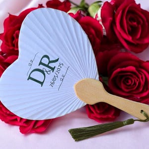 Ventaglio in legno e carta, a forma di cuore, personalizzato con nappina.