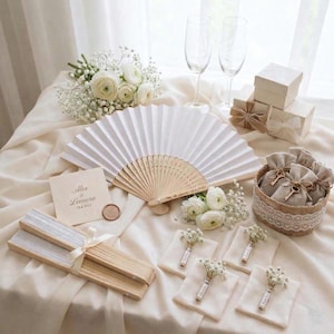 Op de afbeelding: Een rustiek houten bord met de tekst "Welcome to our home" in witte letters. Het bord heeft een verweerde afwerking en een eenvoudig, uitnodigend ontwerp, perfect voor voordeurdecoratie.