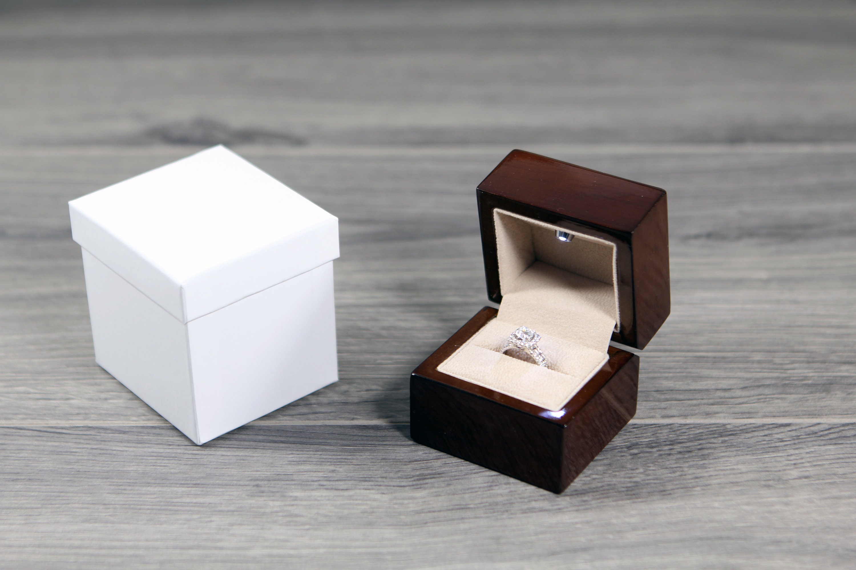 Boîte à Bague En Forme De Cœur Avec Lumière LED - Coffret Cadeau Mariage Fiançailles - Intérieur Velours, Finition Piano