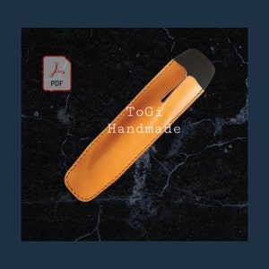 Op de afbeelding: Een bruin leren etui met een zwarte bovenkant voor een vape pen. Het etui heeft de tekst "ToGi Handmade" erop.