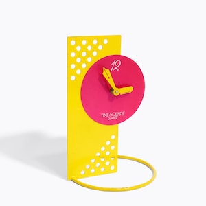 Horloge vintage Time Square géométrique néon jaune rose en métal à quartz Horloge de table des années 80 Memphis Age des années 80, décor postmoderne à piles