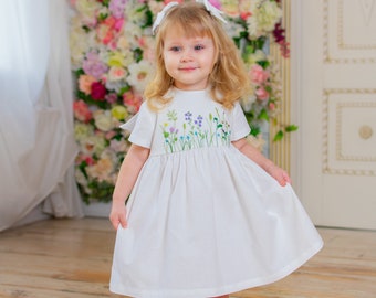 Witte lentelinnen meisjesjurk met handgeborduurde bloemen, babymeisjesoutfit, bloemenmeisjesjurk, paasoutfit