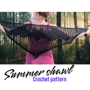 Puede incluir: Un chal negro de ganchillo con forma triangular se muestra. El chal tiene un patrón de red. El texto "Summer shawl" está escrito en cursiva, con "Crochet pattern" debajo. El fondo es un bosque.