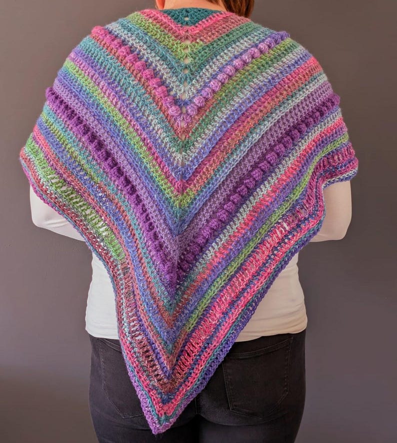 Modello triangolare all'uncinetto per sciarpa/stola boho. immagine 4
