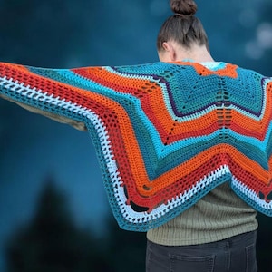 Puede incluir: Una taza de cer&aacute;mica blanca con asa negra y el texto "But First, Coffee" en negro, con un estilo de escritura a mano. La taza probablemente tiene un tama&ntilde;o de 310-425 ml, perfecta para una bebida matutina.