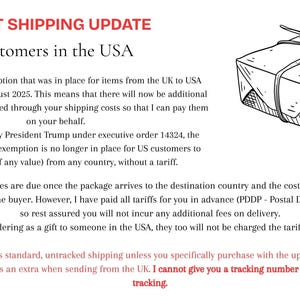 Puede incluir: Ilustraci&oacute;n en blanco y negro de un paquete atado con cuerda. El texto en la parte superior dice "IMPORTANT SHIPPING UPDATE" e informa a los clientes de EE. UU. sobre los cambios en los aranceles e impuestos. El texto explica la exenci&oacute;n De Minimis.