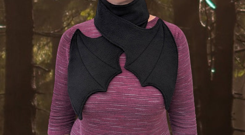 Op de afbeelding: Een zwart vilt vleermuisvleugel kostuum accessoire. De vleugels zijn bevestigd aan een zwarte vilt neksjaal.