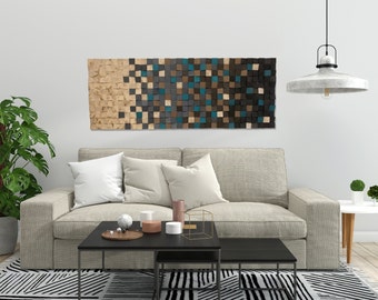 Op de afbeelding: Een moderne woonkamer met een beige bank, een zwarte salontafel en een houten wandkunstwerk met een geometrisch patroon in tinten bruin, blauw en beige.