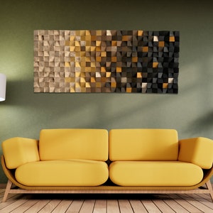 Può includere: Un divano giallo con una struttura in legno si trova di fronte a una parete verde con un'opera d'arte murale geometrica sopra. Una lampada bianca con un piedistallo nero si trova a sinistra del divano. Un tavolino con un vaso di fiori secchi si trova a destra del divano.