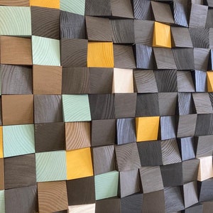 Pu&ograve; includere: Una parete ricoperta da un motivo geometrico di quadrati in legno in varie tonalit&agrave; di marrone, giallo e verde. I quadrati sono disposti a scacchiera, creando un effetto tridimensionale.