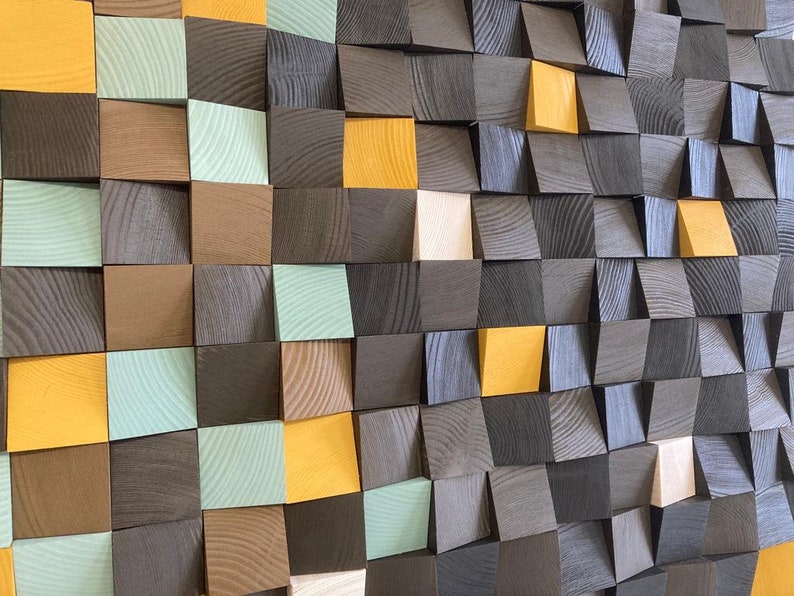 Pu&ograve; includere: Una parete ricoperta da un motivo geometrico di quadrati in legno in varie tonalit&agrave; di marrone, giallo e verde. I quadrati sono disposti a scacchiera, creando un effetto tridimensionale.