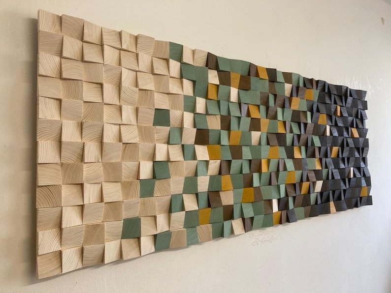 Pu&ograve; includere: Un'opera d'arte da parete in legno con un motivo geometrico. Il pezzo &egrave; composto da quadrati e triangoli in tonalit&agrave; di marrone, verde e beige.