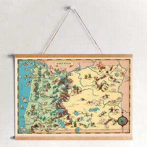 Może przedstawiać: Antyczna, ilustrowana mapa Oregonu w drewnianej ramie. Mapa zawiera kreskówkowe ilustracje zabytków i atrakcji w całym stanie. Mapa nosi tytuł "Oregon" w czerwonej wstążce.