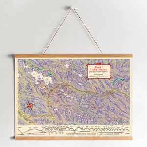 Peut inclure: Carte vintage de Banff et du lac Louise, au Canada, montrant la Columbia Icefield Highway, la vallée de Yoho, le lac Emerald et d'autres points d'intérêt. La carte est imprimée sur du papier crème et présente une palette de couleurs violette et verte.