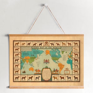 Op de afbeelding: Een vintage-stijl wereldkaart die verschillende paardenrassen laat zien. De kaart is gedrukt op een beige achtergrond met een blauwe oceaan en groene landmassa's. De titel "Horse Map of the World" is gedrukt in bruine tekst bovenaan de kaart. De kaart is omgeven door een rand met kleine illustraties van verschillende paardenrassen.