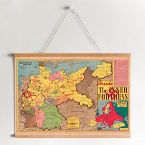 Puede incluir: Un póster de mapa vintage de Alemania con un borde rojo alrededor del país. El mapa está dividido en diferentes regiones con diferentes colores. El póster también incluye un mapa más pequeño de Europa con un borde rojo alrededor de los países que formaban parte de las potencias del Eje durante la Segunda Guerra Mundial. El póster tiene el texto "Inside The Inner Fortress" en la parte superior.