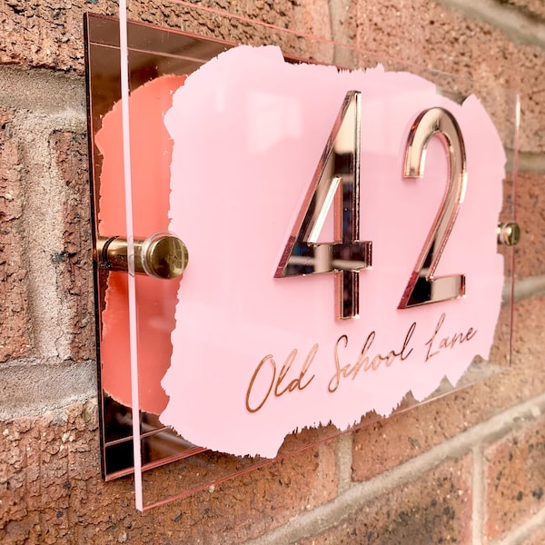 Hausnummer Schild mit quadratischer Kante und personalisierter Adresse in jeder Farbe