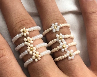 Perlen-Blumen-Ringe in beige und weiß, 18k vergoldete Ringe