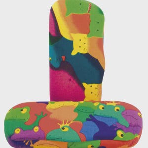 Pode incluir: Um estojo de óculos colorido com uma aba superior a condizer, apresentando um padrão vibrante de sapos de desenho animado em várias cores. O estojo é principalmente vermelho, com sapos verdes, roxos, amarelos e azuis. O design é divertido e chamativo.