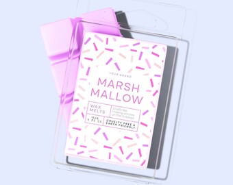 Könnte beinhalten: Eine transparente Plastikverpackung mit einem rosa Wachs-Schmelzstück und einem weißen Etikett. Das Etikett hat ein rosa-weißes Konfetti-Muster und trägt den Text "YOUR BRAND MARSH MALLOW WAX MELTS 1500 4 FL OZ CRUELTY FREE & EARTH FRIENDLY".