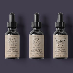 Może przedstawiać: Trzy bursztynowe butelki ze szklanymi kroplomierzami i etykietami. Etykiety są brązowe z czarnym tekstem i ilustracjami. Etykiety zawierają napisy "Lavender + Cedarwood Natural Moisturizer", "Lavender + Cedarwood Natural Moisturizer" i "Bergamot + White Sage Natural Moisturizer".
