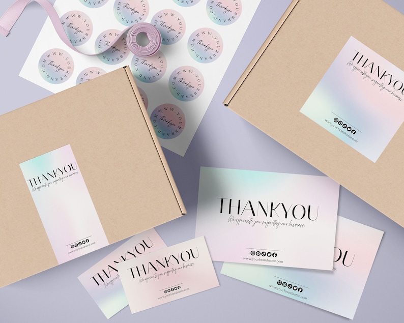 Pu&ograve; includere: Un set di biglietti e adesivi di ringraziamento con un design arcobaleno olografico. Il testo sui biglietti e gli adesivi recita "THANKYOU We appreciate you supporting our business".