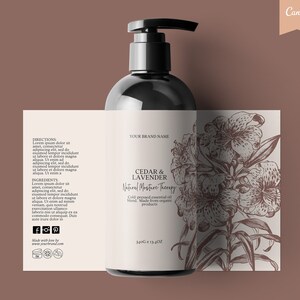Op de afbeelding: Een zwarte fles Cedar & Lavender Natural Moisture Therapy met een wit etiket met een botanische illustratie van bloemen. Het etiket bevat de productnaam, de ingredi&euml;nten en de gebruiksaanwijzing. De fles is 340 g (13,4 oz).