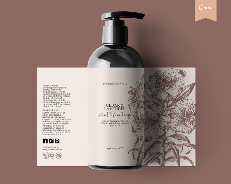Op de afbeelding: Een zwarte fles Cedar & Lavender Natural Moisture Therapy met een wit etiket met een botanische illustratie van bloemen. Het etiket bevat de productnaam, de ingredi&euml;nten en de gebruiksaanwijzing. De fles is 340 g (13,4 oz).
