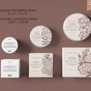 Op de afbeelding: Mockup van productetiketten voor een natuurlijke vochtinbrengende behandeling met cederhout en lavendel. De etiketten zijn cr&egrave;mekleurig met bruine tekst en een botanische illustratie van bloemen. De etiketten worden getoond op een vierkante doos, een ronde pot en een ronde container. De tekst op de etiketten luidt "Ceder & Lavendel Natuurlijke Vochtinbrengende Behandeling".