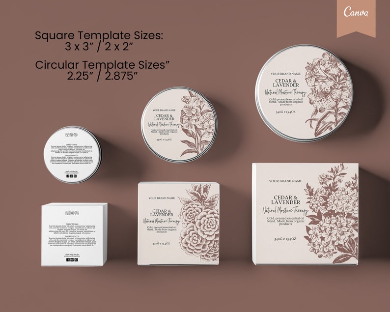 Op de afbeelding: Mockup van productetiketten voor een natuurlijke vochtinbrengende behandeling met cederhout en lavendel. De etiketten zijn cr&egrave;mekleurig met bruine tekst en een botanische illustratie van bloemen. De etiketten worden getoond op een vierkante doos, een ronde pot en een ronde container. De tekst op de etiketten luidt "Ceder & Lavendel Natuurlijke Vochtinbrengende Behandeling".