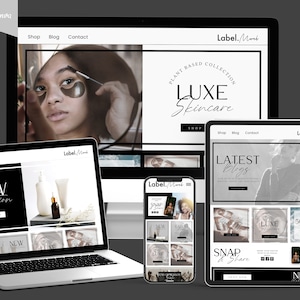 Puede incluir: Una maqueta de un sitio web para una marca de cuidado de la piel llamada "Label.Mark". El sitio web presenta un esquema de color blanco y negro con un diseño minimalista. El sitio web incluye un encabezado con el nombre de la marca, una barra de navegación con enlaces a las páginas de tienda, blog y contacto, y un área de contenido principal con imágenes y texto. El sitio web también incluye un pie de página con enlaces a redes sociales e información de derechos de autor.