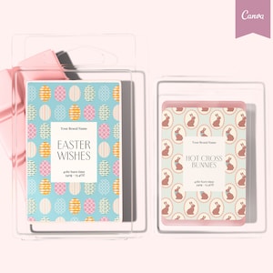 Peut inclure: Deux fondants de cire avec des motifs sur le thème de Pâques. Le premier fondant de cire a un fond bleu avec des œufs colorés et le texte "Easter Wishes". Le deuxième fondant de cire a un fond vert avec des lapins bruns et le texte "Hot Cross Bunnies". Les deux fondants de cire ont une étiquette rose et sont emballés dans du plastique transparent.