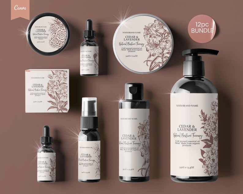 Op de afbeelding: Een 12-delige set met natuurlijke vochtinbrengende producten van cederhout en lavendel. De set bevat een zeep, een pot cr&egrave;me, een fles serum, een fles lotion en een fles etherische olie. Alle producten bevatten een botanische illustratie van ceder- en lavendelbloemen.