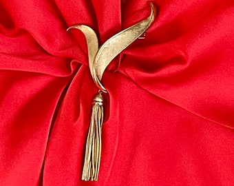 Crown Trifari Brushed fringe tassel Goldtone Brooch Pin 5”long