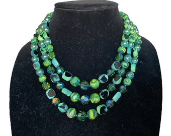 Collier réglable vintage à trois rangs de perles en cristal, nuances de vert et de noir de 16 à 18 po.