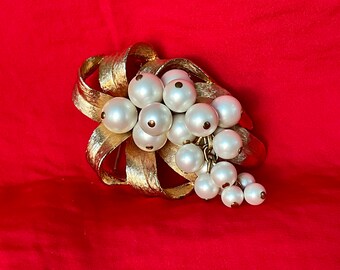 Vintage Brushed Golden Brooch with movable cascade of faux Pearls