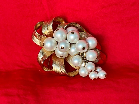 Vintage Brushed Golden Brooch with movable cascade of faux Pearls