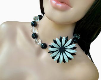 Collier ras de cou des années 50 avec perles à facettes noires et blanches et fleurs de 18,75 po. de long
