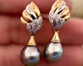 Gray pearl and diamond dangling earrings in 18K yellow gold and platinum. 3.5 cm