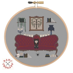 Puede incluir: Patrón de punto de cruz que representa una sala de estar con un sofá, una lámpara, una estantería con libros, una imagen de un árbol y una figura sentada en el sofá. La habitación está decorada con velas y una telaraña.