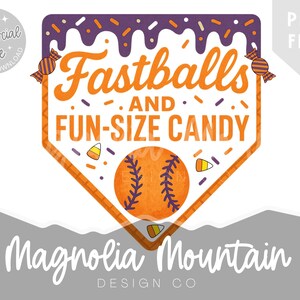Pode incluir: Design digital com um gráfico em forma de basebol. O texto "Fastballs AND FUN-SIZE CANDY" é laranja. O design inclui uma bola de basebol, doces de milho e detalhes de doces, ideal para o Halloween ou projetos esportivos.