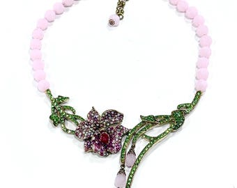 Hübsche Kristall Orchidee Blume mit Blättern und baumelt rosa Perlen Halskette - Heidi Daus Stil