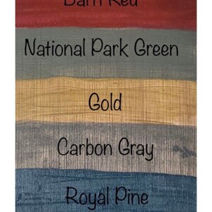 Puede incluir: Una tabla de madera pintada en siete colores diferentes, de arriba a abajo: naranja, rojo granero, verde del parque nacional, dorado, gris carb&oacute;n, pino real y costero. Los colores est&aacute;n etiquetados con sus nombres.