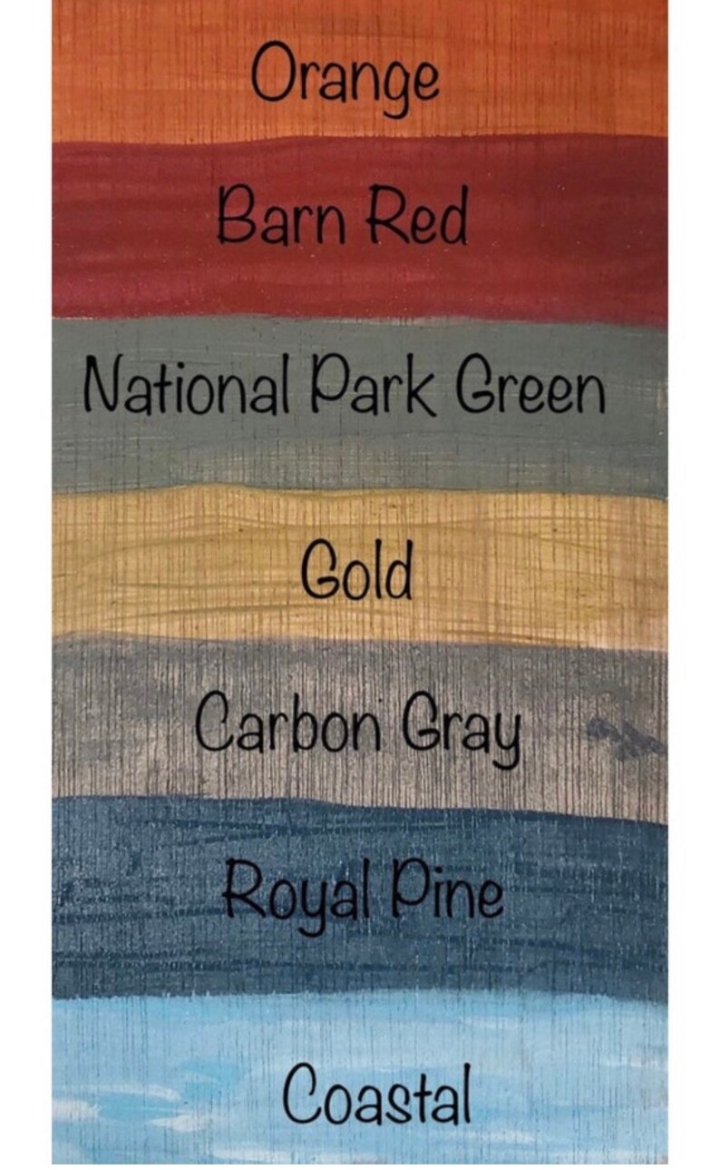 Puede incluir: Una tabla de madera pintada en siete colores diferentes, de arriba a abajo: naranja, rojo granero, verde del parque nacional, dorado, gris carb&oacute;n, pino real y costero. Los colores est&aacute;n etiquetados con sus nombres.